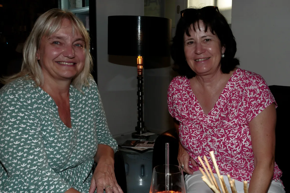 Man sieht zwei Frauen beim Apéro.